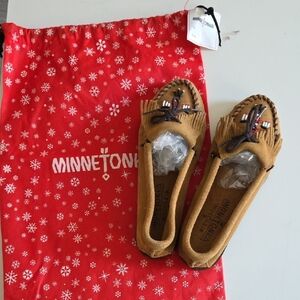 Minnetonka Brown WOMEN'S  Moccasins with Beaded Design SIZE 8